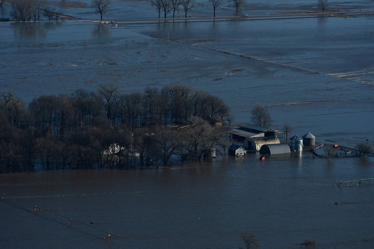 مياه الفيضانات تصل إلى 5 أقدام في نبراسكا الأمريكية