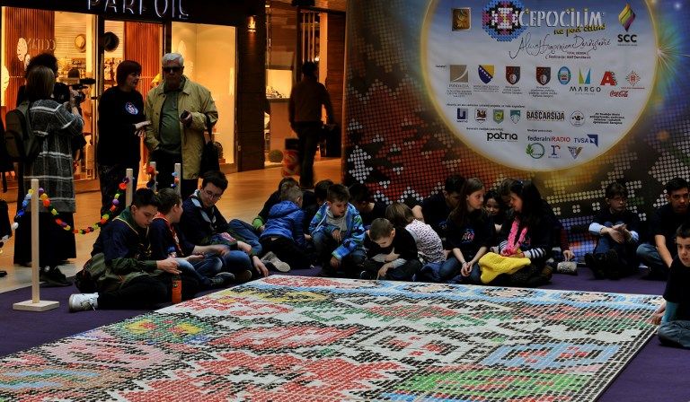 سجادة بوسنية مصنوعة من 25 ألف سدادة بلاستيكية