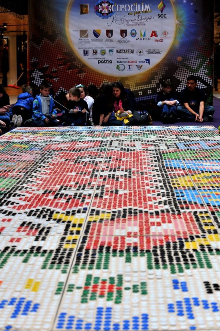 سجادة بوسنية مصنوعة من 25 ألف سدادة بلاستيكية