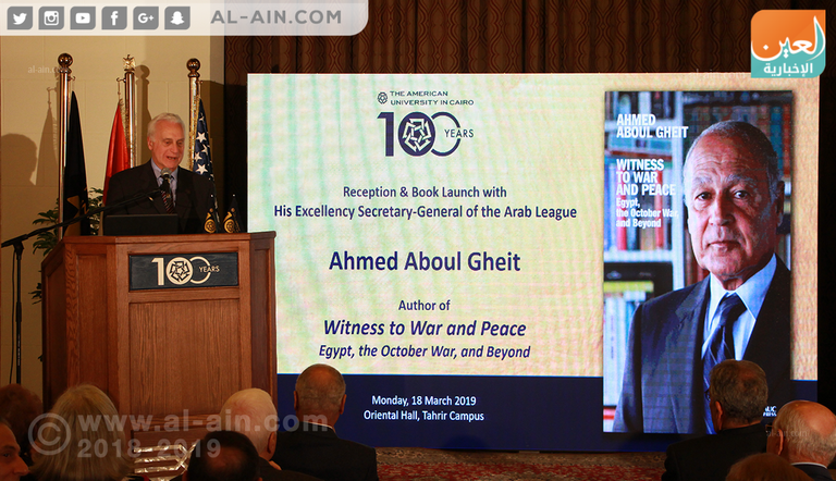 أحمد أبوالغيط أثناء توقيع كتابه