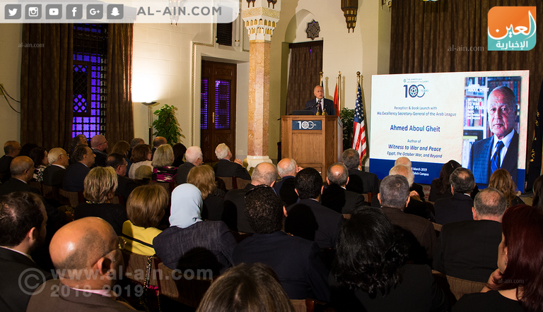 أحمد أبوالغيط أثناء توقيع كتابه