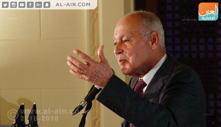 أحمد أبوالغيط أثناء توقيع كتابه