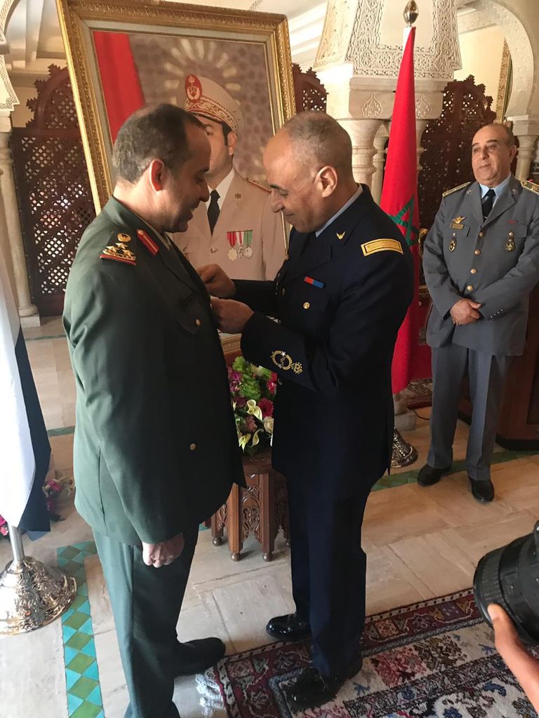 العميد الركن أحمد الكعبي خلال توسيمه