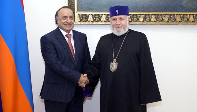 كاريكين الثاني رئيس الكنائس الأرمينية مع سفير الإمارات