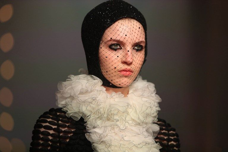 عارضة تقدم تصميما من دار كريستيان ديور في دبي