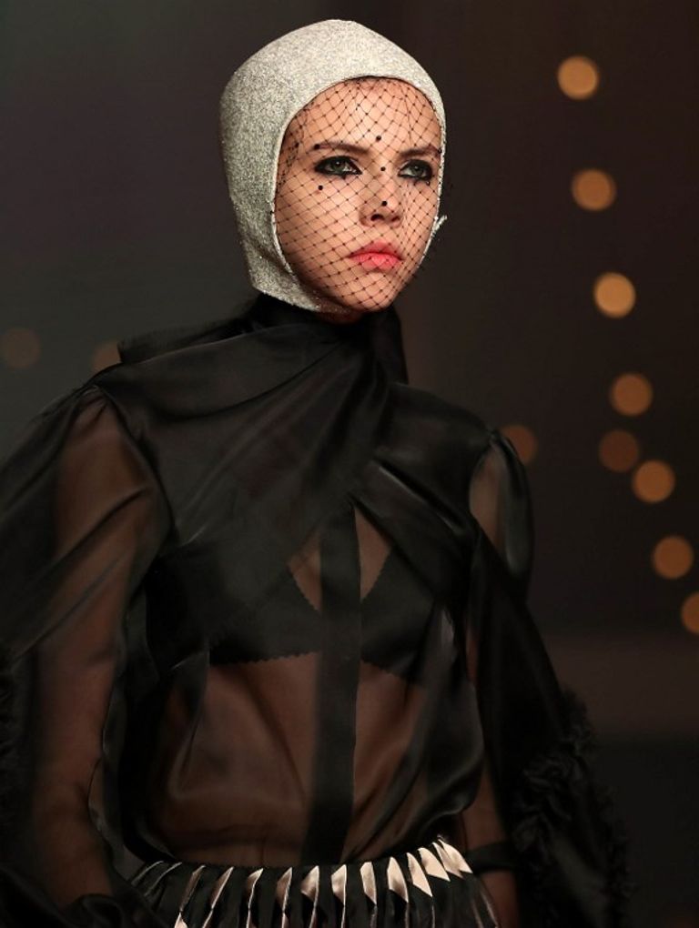 عارضة تقدم تصميما من دار كريستيان ديور في دبي