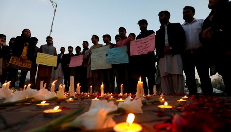 باكستانيون يضيئون الشموع تأبينا لضحايا هجوم نيوزيلندا