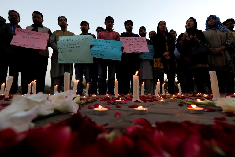 باكستانيون يضيئون الشموع تأبينا لضحايا هجوم نيوزيلندا