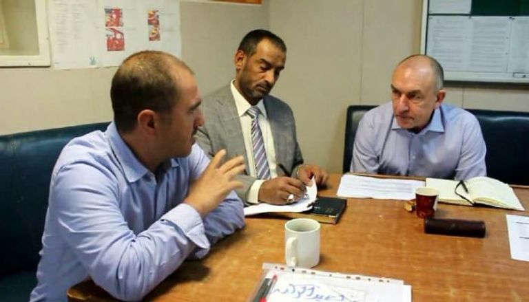 اجتماع سابق للوفد الحكومي مع رئيس لجنة إعادة الانتشار في الحديدة