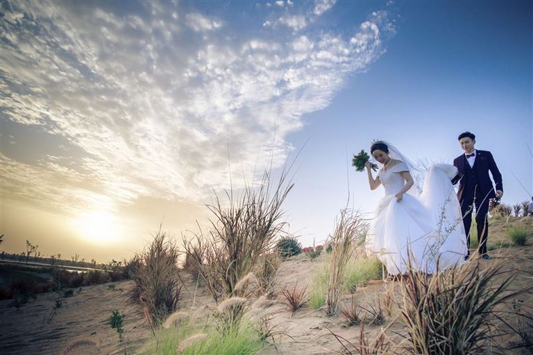 "بحيرات الحب" في دبي تشهد حفل زفاف جماعي صيني