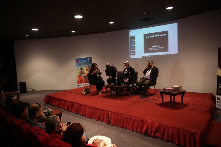 مؤلفة كتاب أندريا رايدر أثناء التوقيع