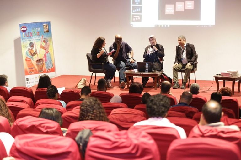 مؤلفة كتاب أندريا رايدر أثناء التوقيع