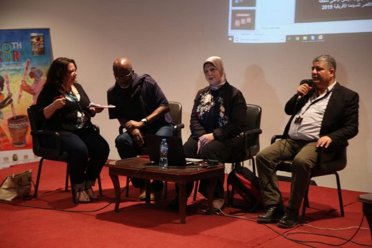 مؤلفة كتاب أندريا رايدر أثناء التوقيع