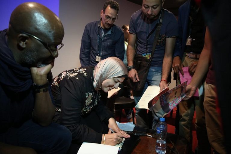 مؤلفة كتاب أندريا رايدر أثناء التوقيع