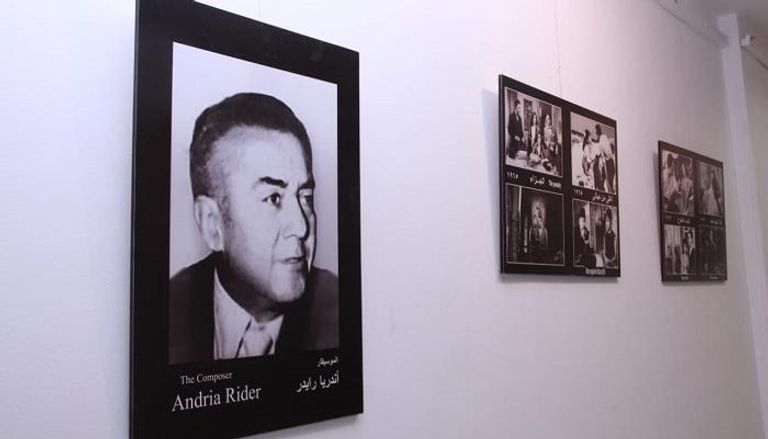 مؤلفة كتاب أندريا رايدر أثناء التوقيع