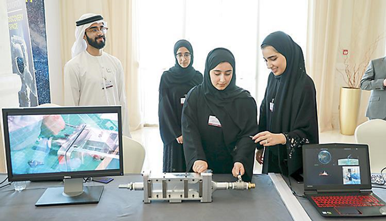 طالبتان من الإمارات خلال استعراض عدد من الابتكارات في مجال الفضاء