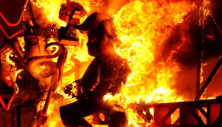 حرق دمى ترامب وهتلر وستالين في مهرجان إسباني