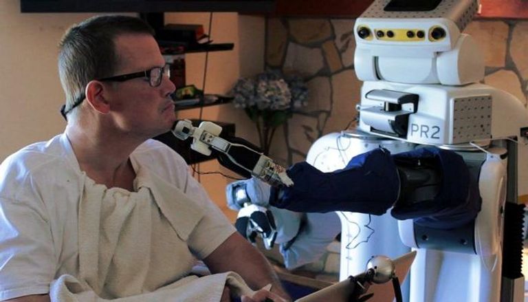 الروبوت يساعد مريضا أمريكيا مصابا بسكتة دماغية