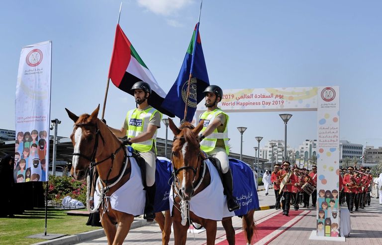 عدد من المشاركين في احتفالية شرطة أبوظبي بيوم السعادة