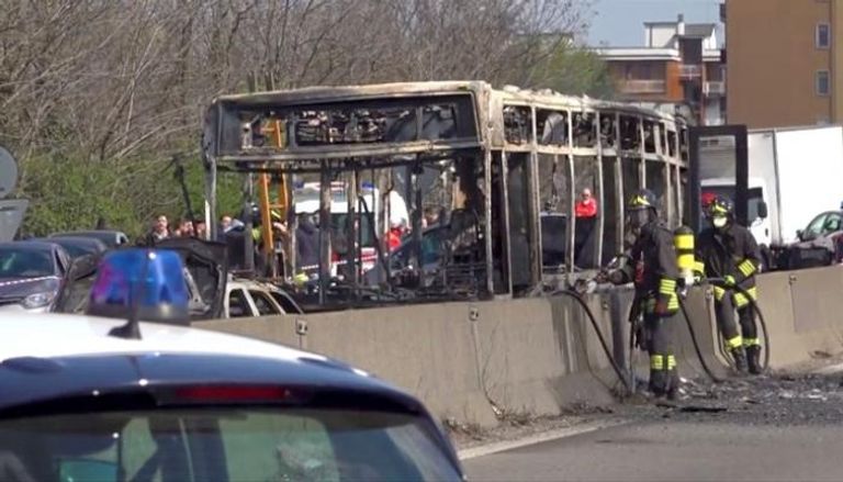 الحافلة المدرسية بعد احتراقها في ميلانو