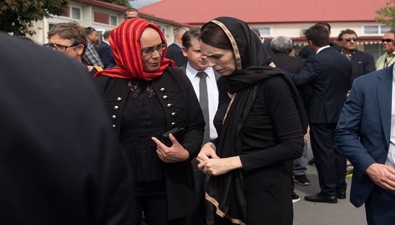  رئيسة وزراء نيوزيلندا جاسيندا آرديرن مع أسر الضحايا