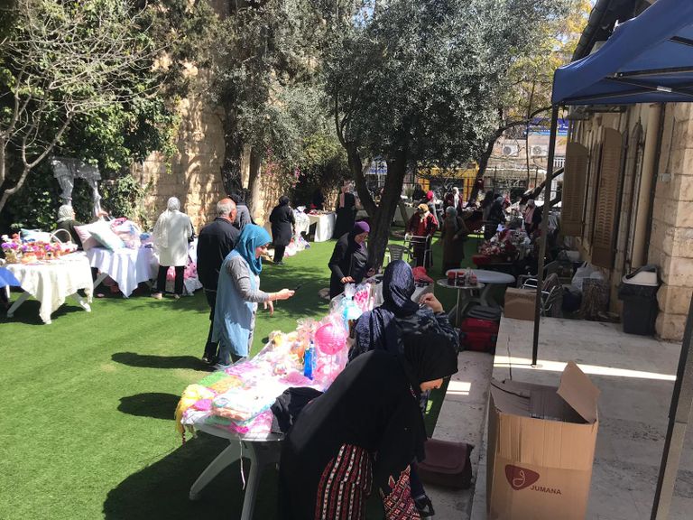 قوات الاحتلال تحاصر المركز الفرنسي بالقدس