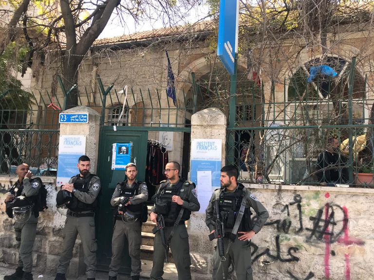 الشرطة الإسرائيلية تحاصر المركز الفرنسي بالقدس المحتلة أسيرات فلسطينيات