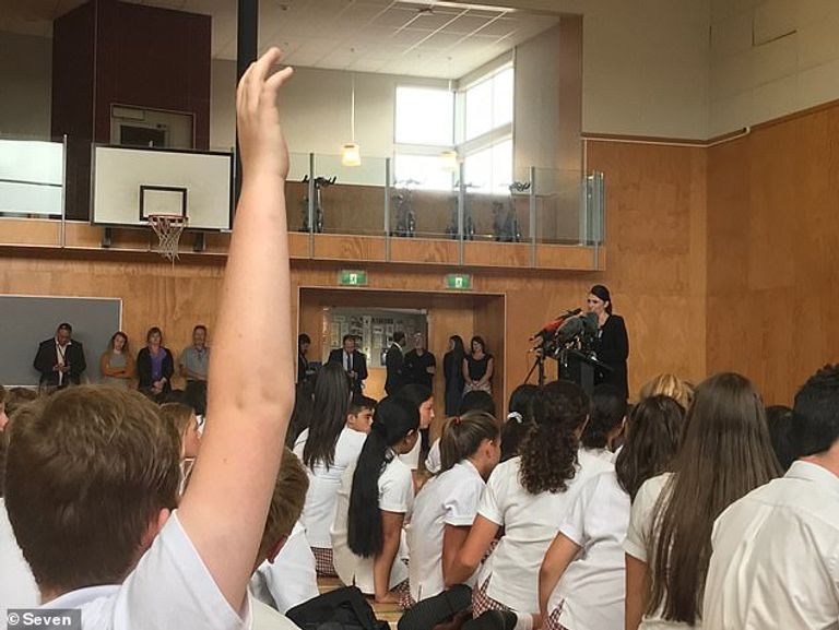 رئيسة الوزراء أخبرت الطلاب أنها تشعر بالحزن