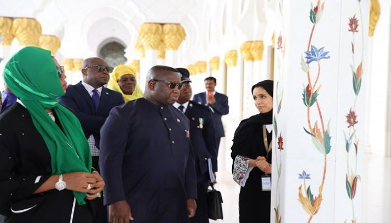 رئيس سيراليون يزور جامع الشيخ زايد الكبير بأبوظبي
