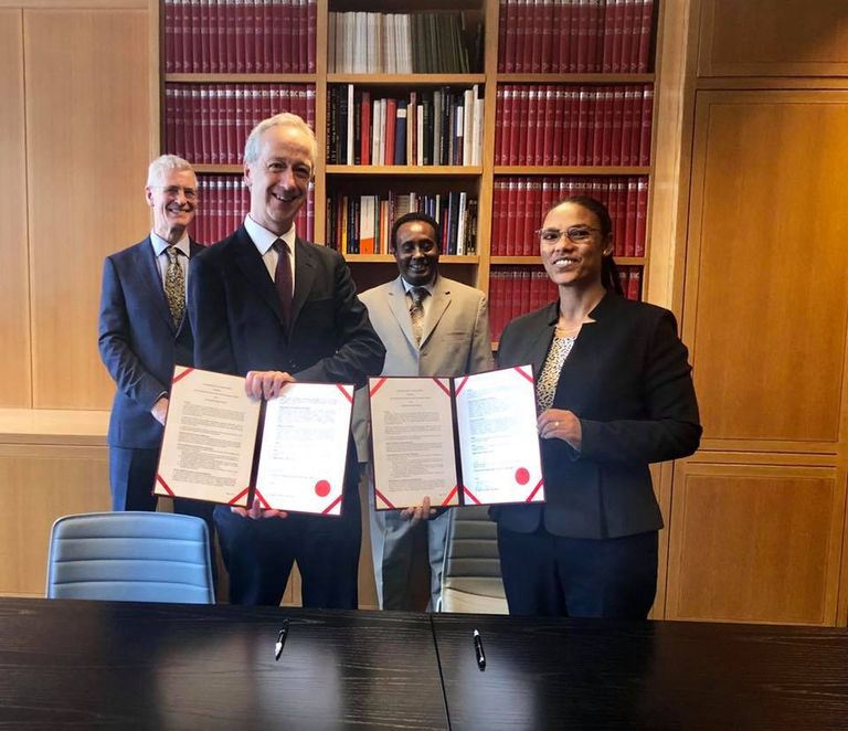 الوفد الإثيوبي في معرض الجيش بِلندن.