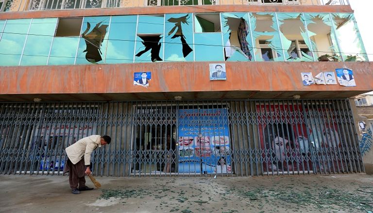 الحزن يسيطر على نساء خارج مستشفى في كابول بعد التفجيرات