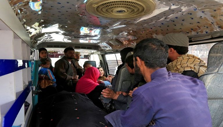 الحزن يسيطر على نساء خارج مستشفى في كابول بعد التفجيرات