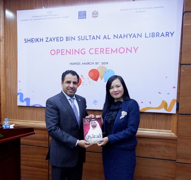 سفير الإمارات في فيتنام يفتتح مكتبة الشيخ زايد بجامعة هانوي الوطنية