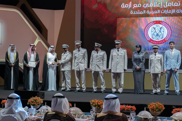 عبدالله بن سالم القاسمي يكرم الفائزين بجائزة الشارقة للاتصال الحكومي