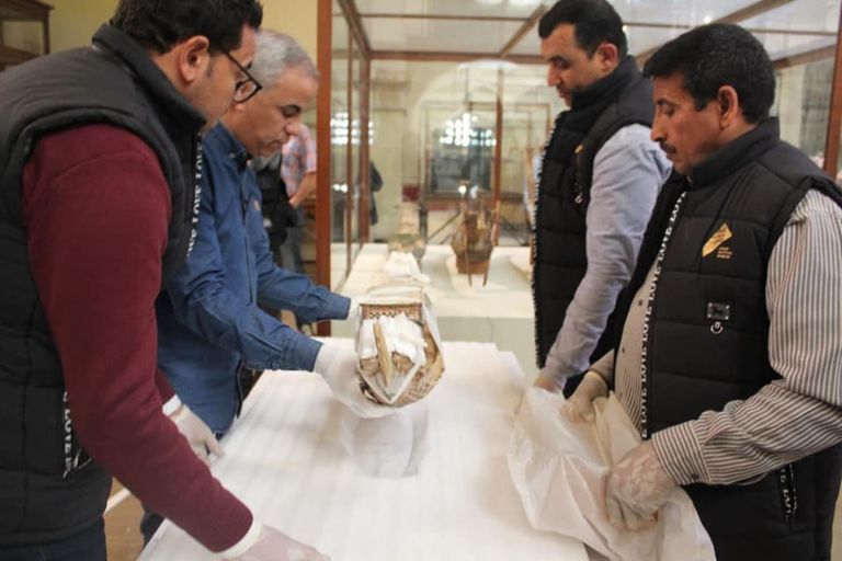 جانب من نقل 35 قطعة خشبية كبيرة الحجم من مركب خوفو