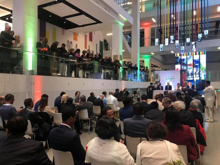 وزيرة السياحة والثقافة الإثيوبية أثناء تسلم خصلة الشعر