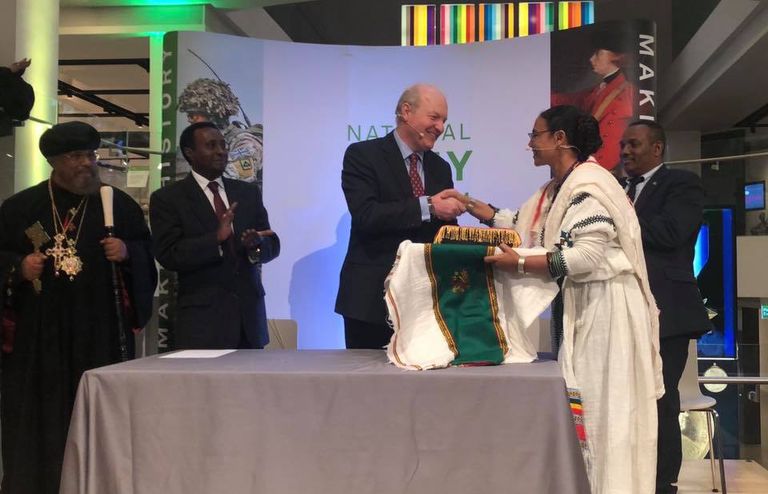 وزيرة السياحة والثقافة الإثيوبية أثناء تسلم خصلة الشعر