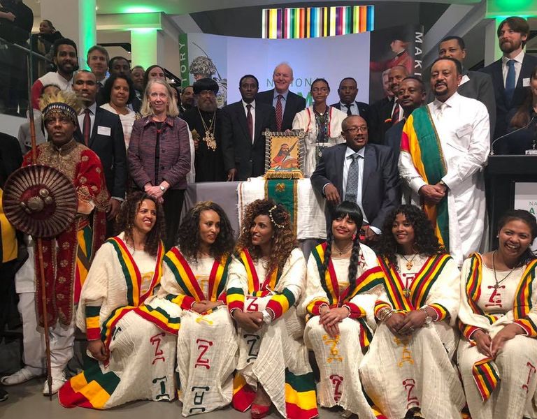 وزيرة السياحة والثقافة الإثيوبية أثناء تسلم خصلة الشعر