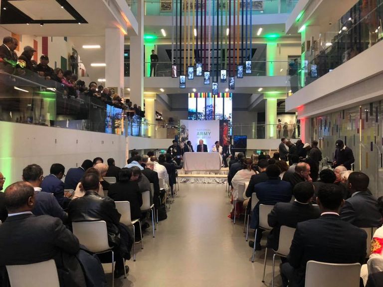 وزيرة السياحة والثقافة الإثيوبية أثناء تسلم خصلة الشعر