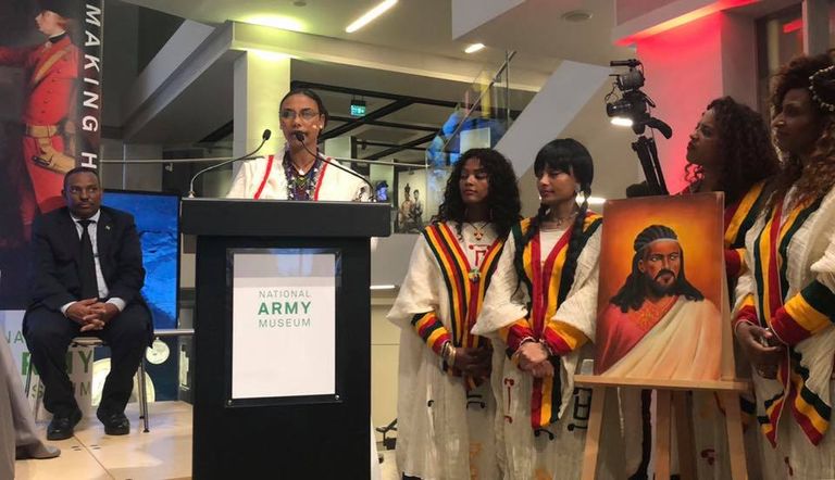 وزيرة السياحة والثقافة الإثيوبية أثناء تسلم خصلة الشعر