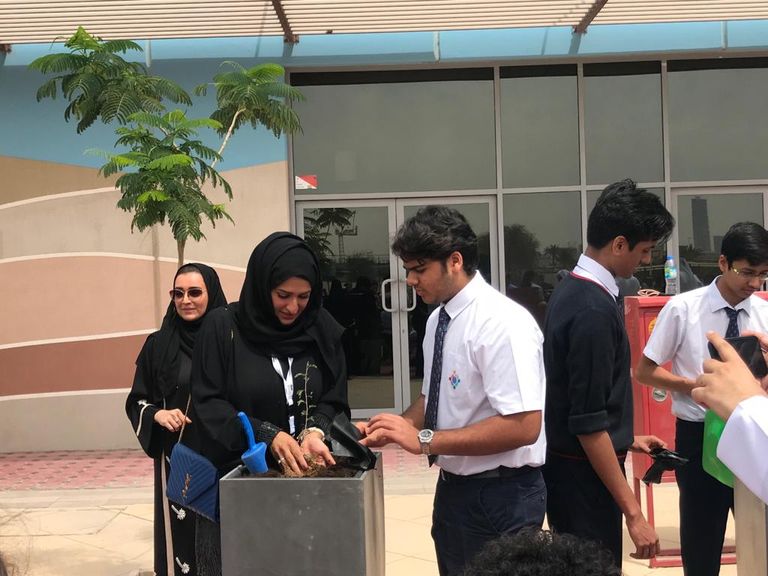 ثاني الزيودي يشارك الطلاب زراعة "الغاف" 