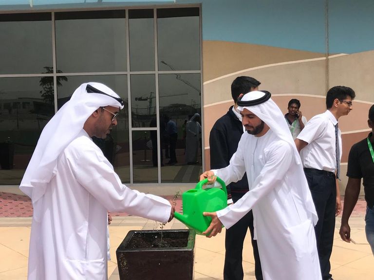 ثاني الزيودي يشارك الطلاب زراعة "الغاف"