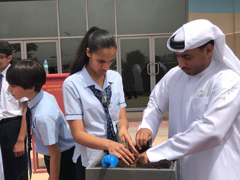 ثاني الزيودي يشارك الطلاب زراعة "الغاف"