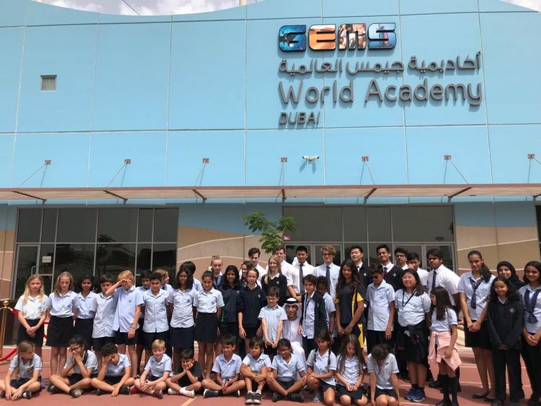 ثاني الزيودي يشارك الطلاب زراعة "الغاف"