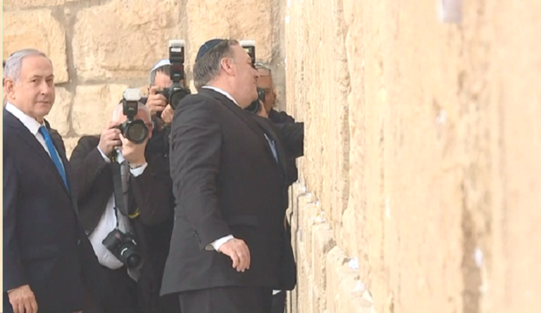 بومبيو ونتنياهو خلال زيارة حائط البراق