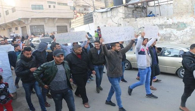 حراك "بدنا نعيش" يتواصل لإرغام حماس على تلبية مطالب أهالي غزة جانب من مظاهرات حراك -بدنا نعيش- في غزة ضد حركة حماس