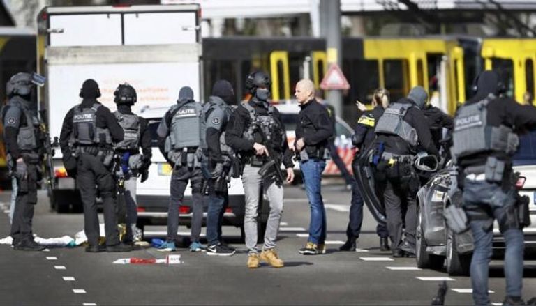 الشرطة الهولندية في موقع الحادث