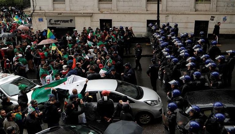 تجمع الحشود في الجزائر 