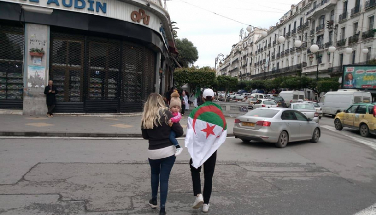 تجمع الحشود في الجزائر 