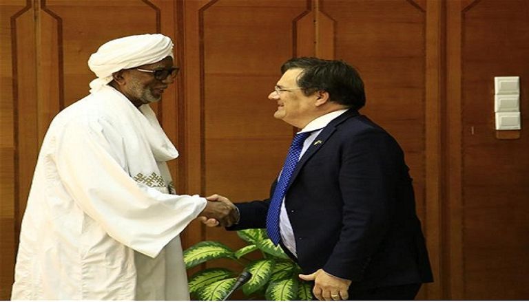 رئيس البرلمان السوداني يستقبل أحد أعضاء الكونجرس الأمريكي محتجون في العاصمة السودانية الخرطوم